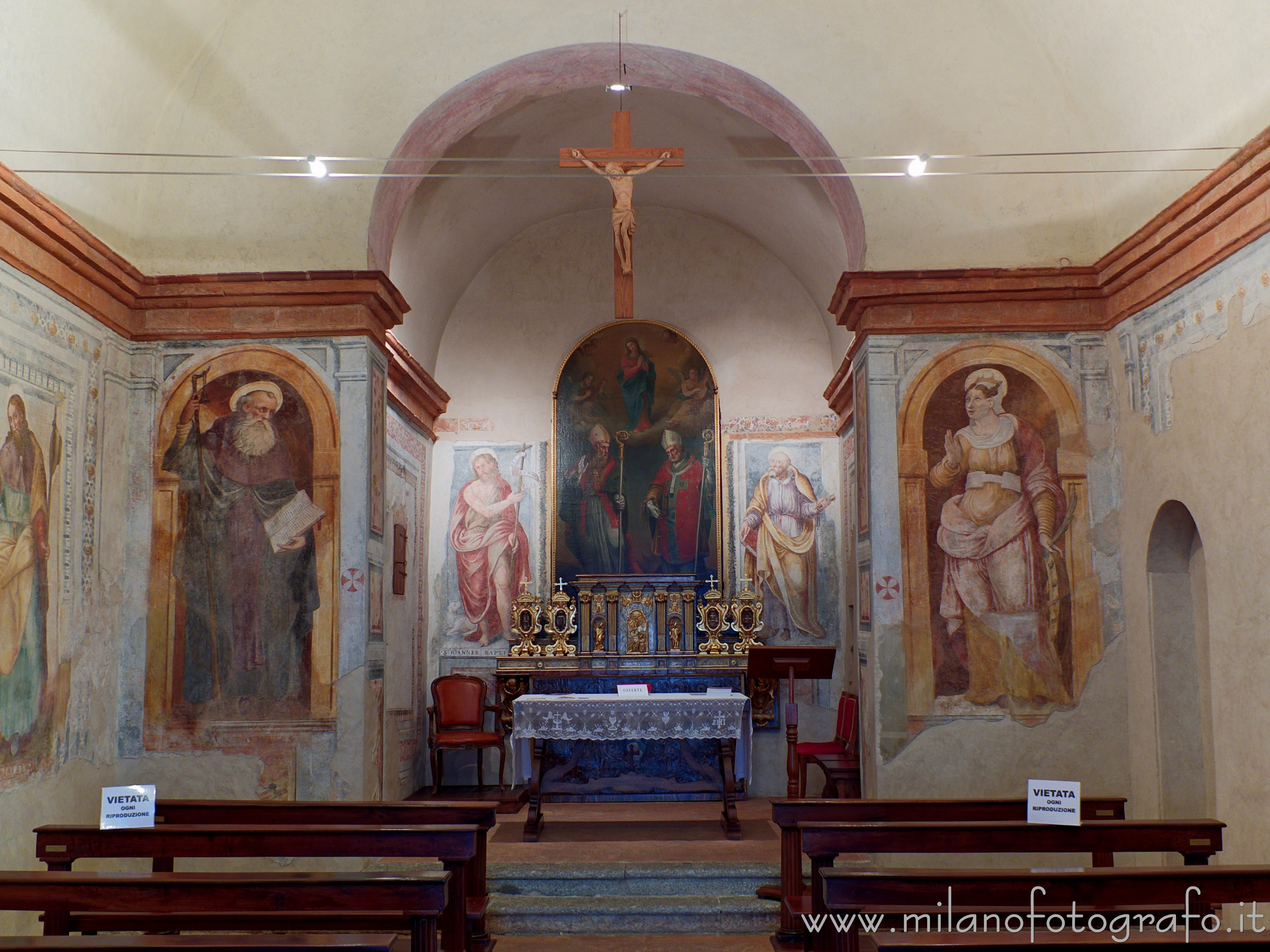 Montevecchia (Lecco) - Parete di fondo dell'interna della Chiesetta di San Bernardo - Foto a piena risoluzione